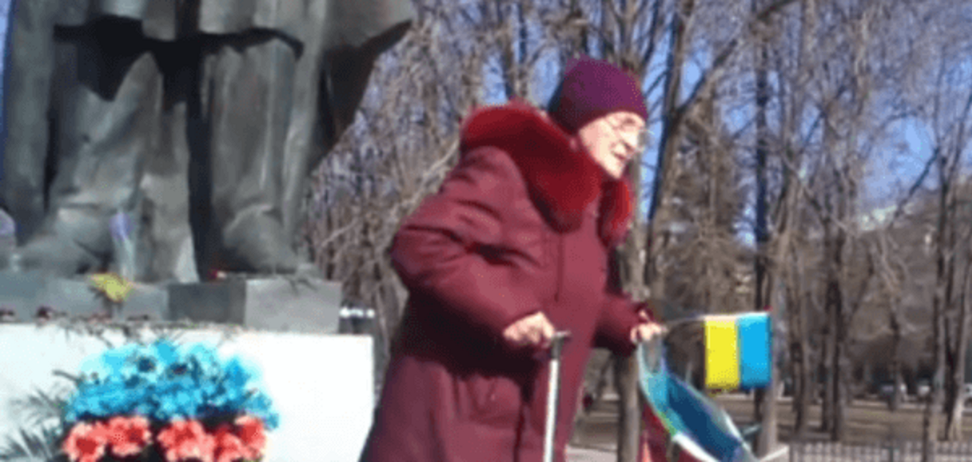 Я на своїй Богом даній землі! Бесстрашная бабушка вышла с флажком Украины против толпы в 'ЛНР': видеофакт