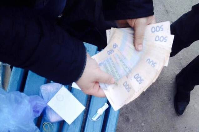 На Донбассе полковника полиции поймали на требовании взятки в 90 000 грн