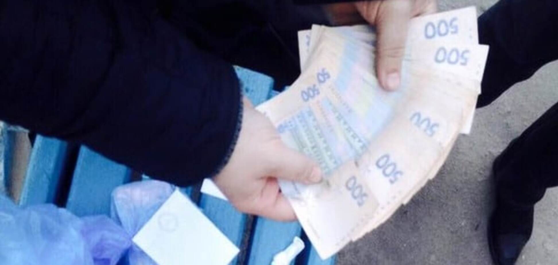 На Донбасі полковника поліції зловили на вимаганні хабара в 90 000 грн