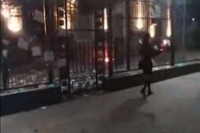 Посольство России в Киеве забросали 'коктейлями Молотова': видеофакт