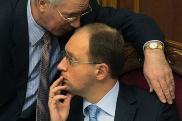 Навіщо Азаров рятує Яценюка?