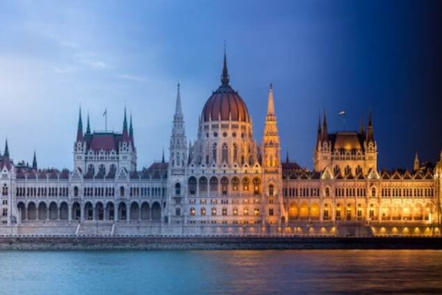 Смена дня и ночи: потрясающие панорамные фото Будапешта