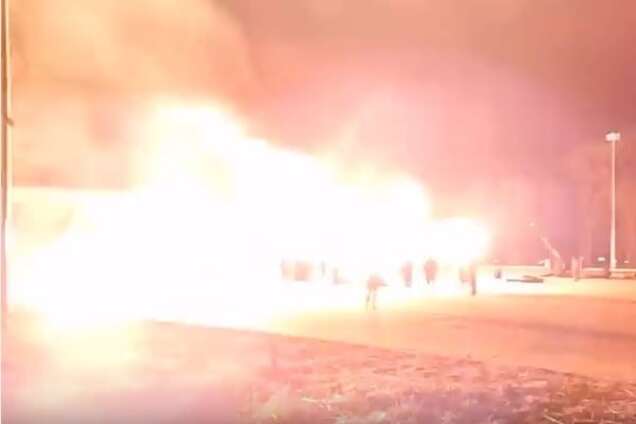 Террористы открыли огонь из артиллерии у стадиона 'Шахтер' в Донецке: видеофакт