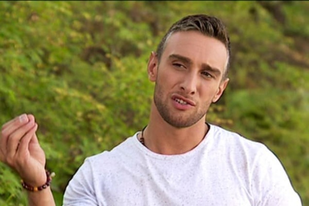 'Холостяк-6': красавчик Макацария показал полуобнаженное тело