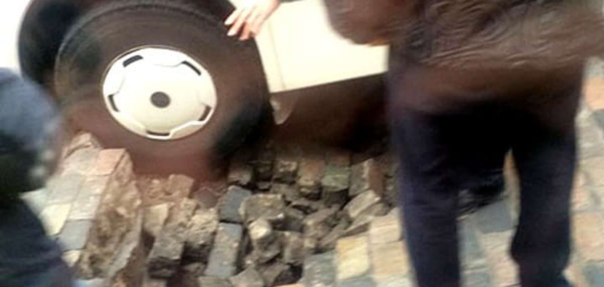 ЧП в центре Киева: под автобусом провалилась брусчатка