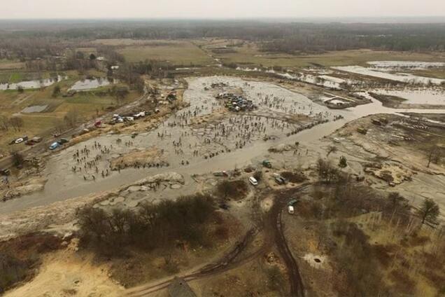 Бурштинова лихоманка: в мережі показали масштаби нелегального видобутку каменю