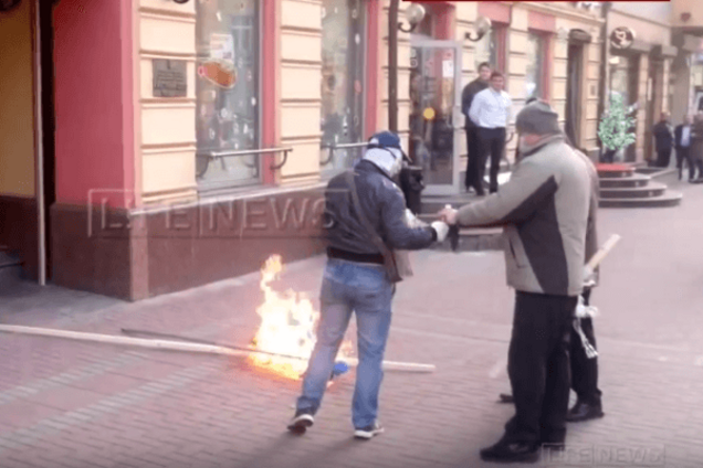 Ответочка: в Москве неизвестные сожгли флаг Украины