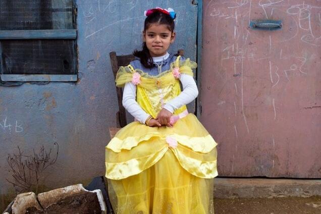Хиджаб вместо короны: дочек сирийских беженцев нарядили, как диснеевских принцесс. Фоторепортаж