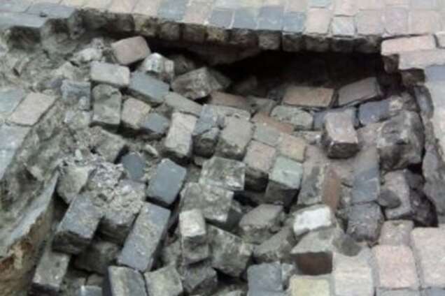 В центре Киева из-за провала ограничено движение транспорта