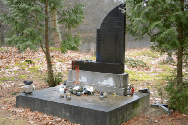 'В интересах России': в Польше вандалы разрушили памятник солдатам УПА