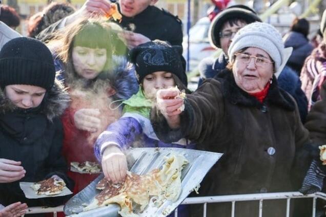 'Гендерно и нейтрально': в России запретили кормить людей блинами с лопаты
