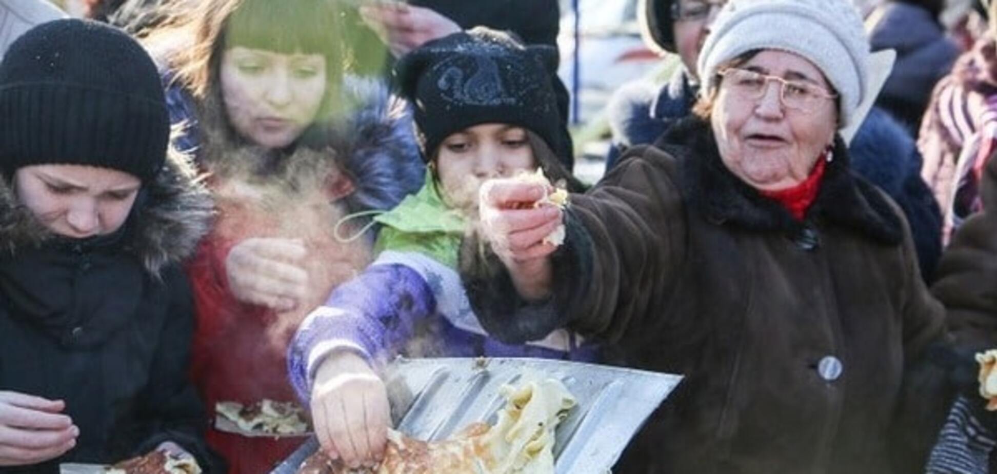'Гендерно и нейтрально': в России запретили кормить людей блинами с лопаты