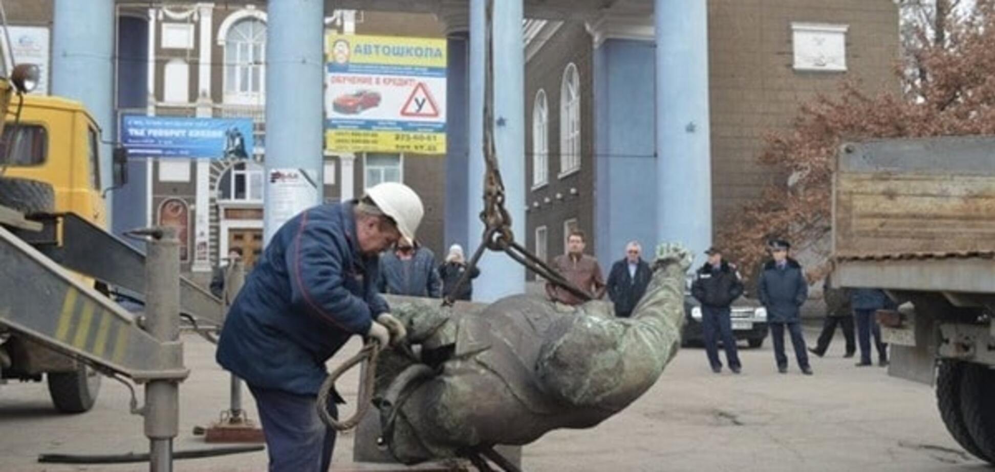 Отправили отдыхать: в Запорожье убрали памятники Дзержинскому и Кирову