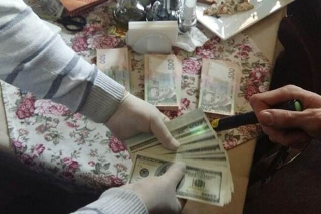 Требовал $100 тысяч: в Киеве задержали чиновника-взяточника