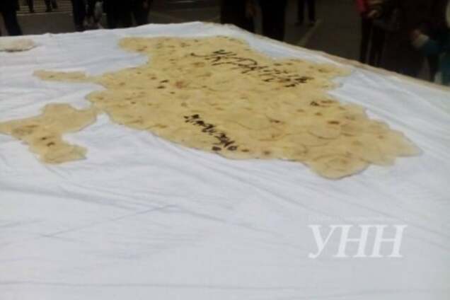 В Мариуполе выложили карту Украины из блинов: фотофакт