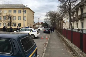 В Мукачево неизвестные устроили разборки со стрельбой посреди улицы: есть раненые