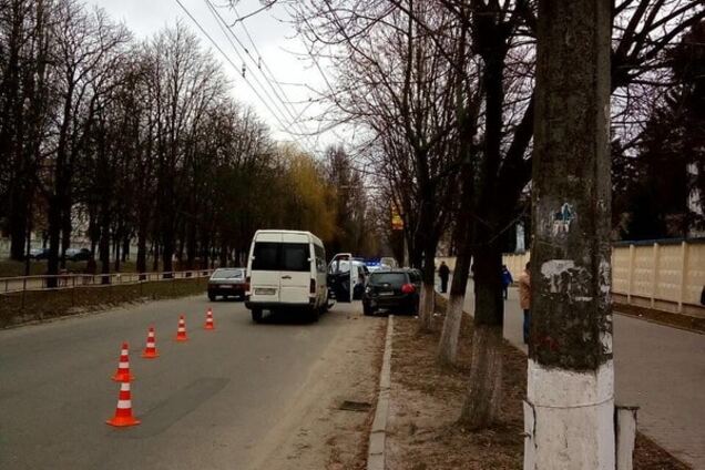 На Киевщине бус врезался в автомобиль: пострадали двое детей