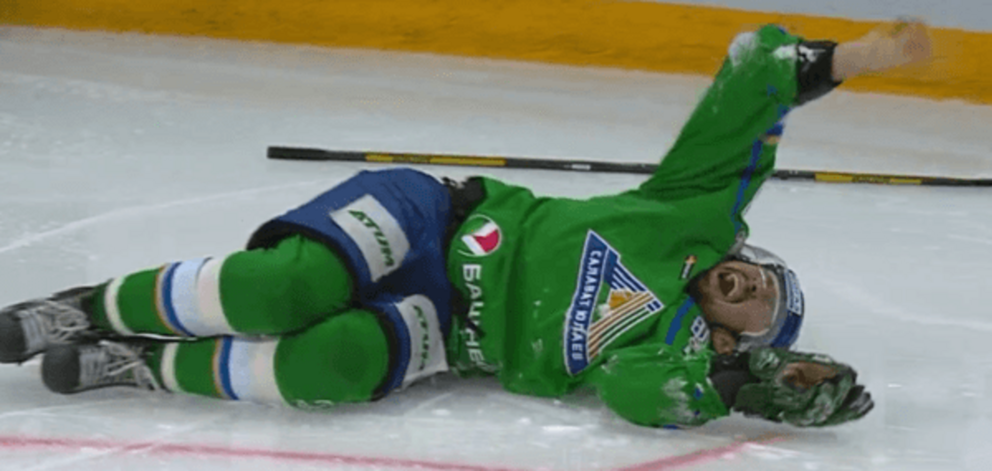 Оторвал. Российский хоккеист получил жуткую травму во время матча: видео не для слабонервных
