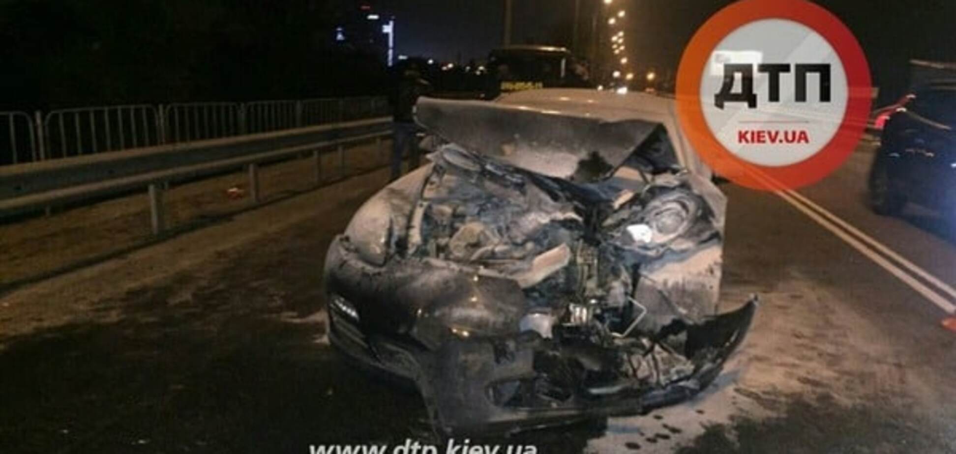 ДТП в Києві: біля бази 'Динамо' лоб в лоб зіткнулися Folkswagen і Porsche