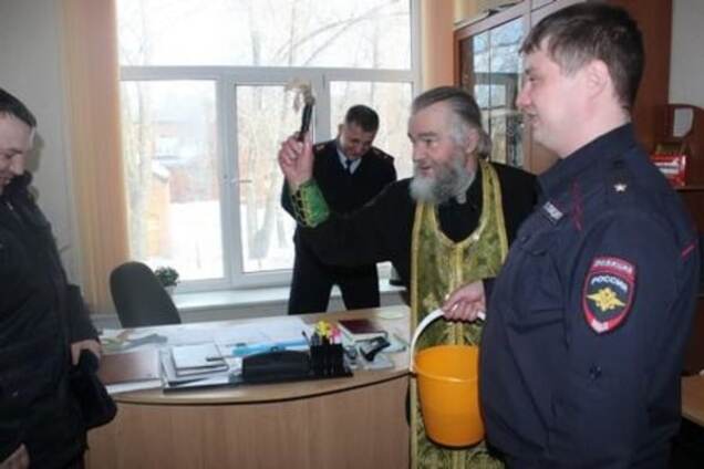 Православное безумие: в России поп в полиции 'изгонял нечисть'. Опубликованы фото
