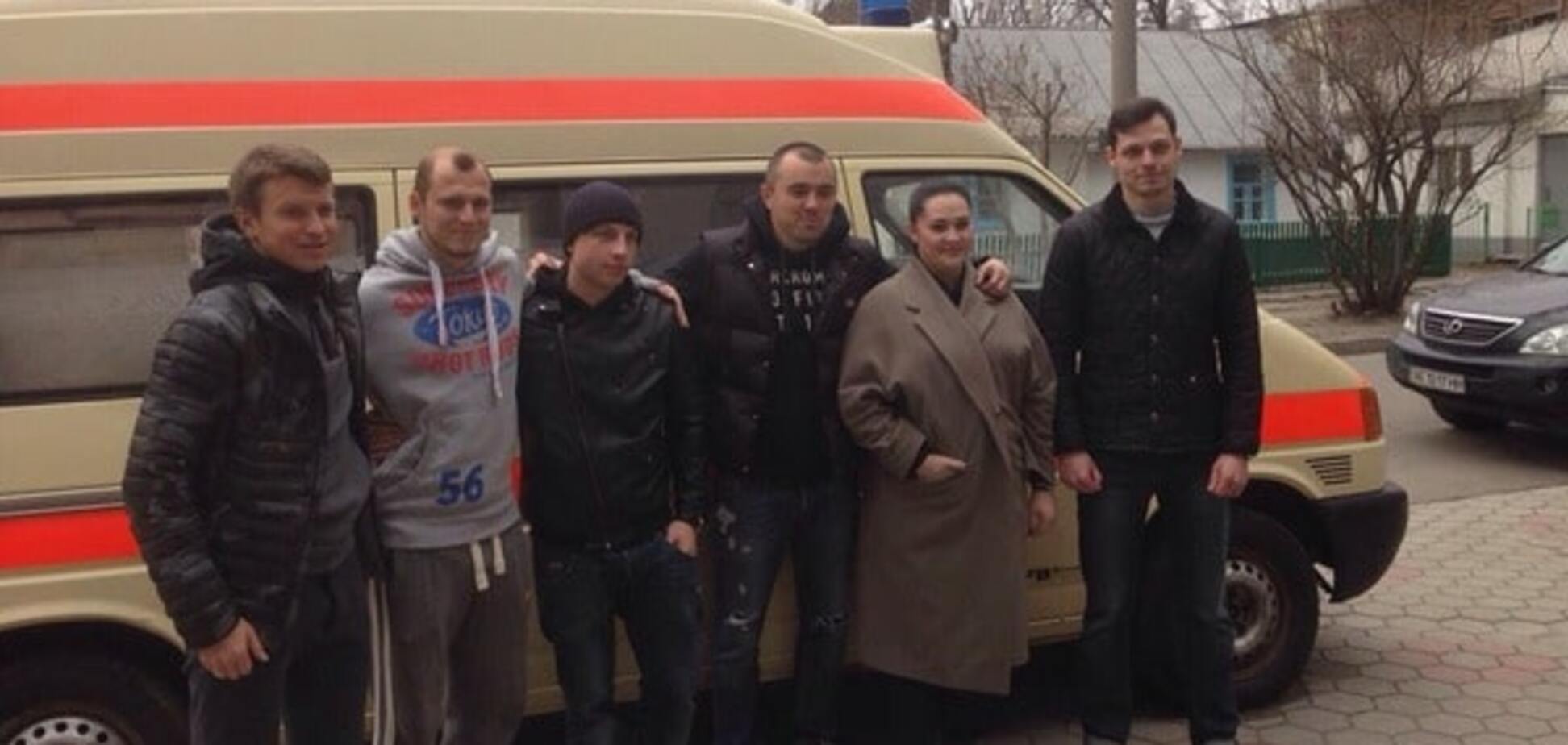 Футболисты 'Днепра' подарили военным в АТО машину 'скорой помощи'