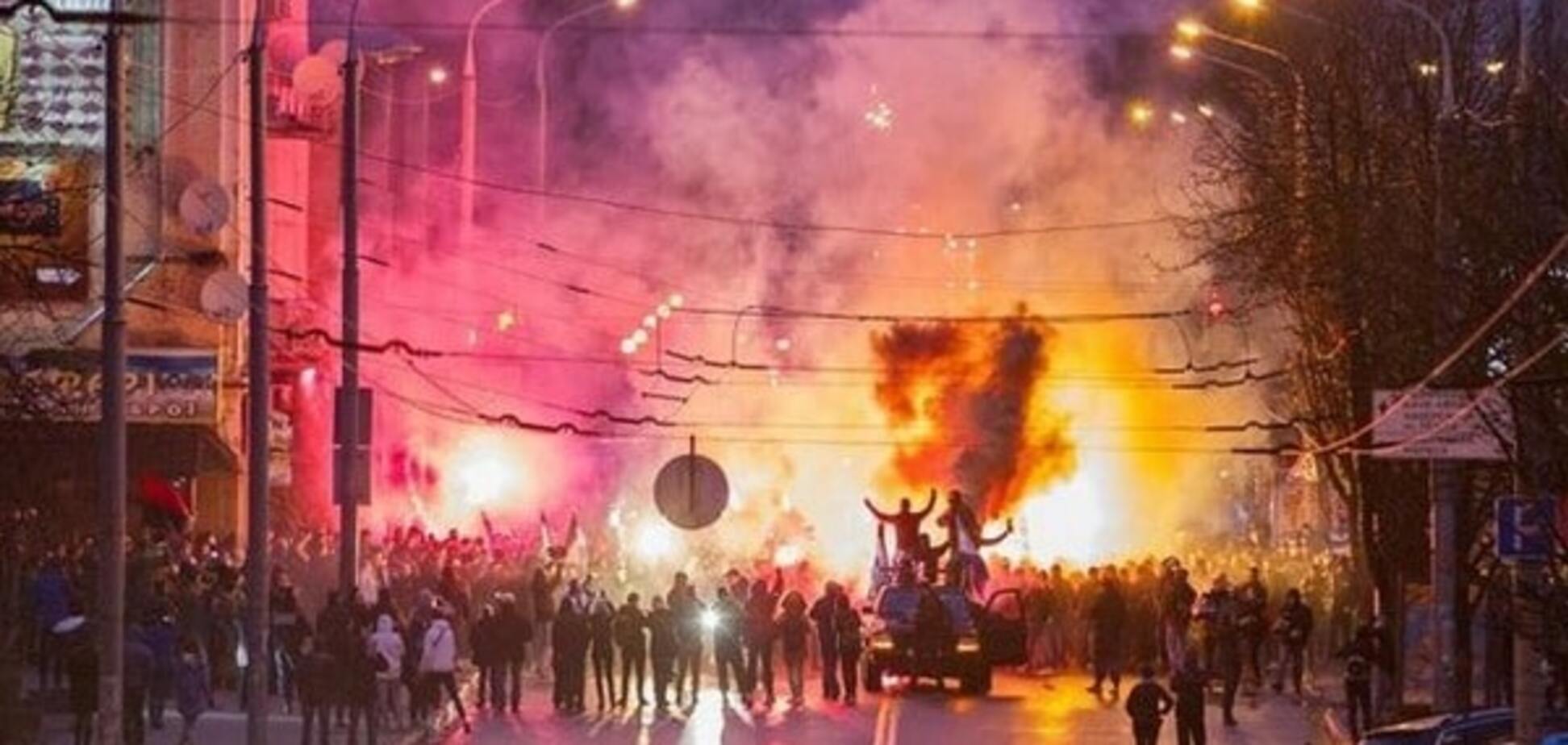 'Донецк - это Украина!'. Фанаты 'Шахтера' и 'Днепра' впервые прошли единым маршем