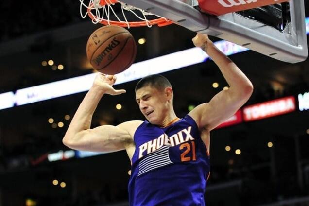 Украинский баскетболист провел феерический матч против чемпиона НБА: видео моментов