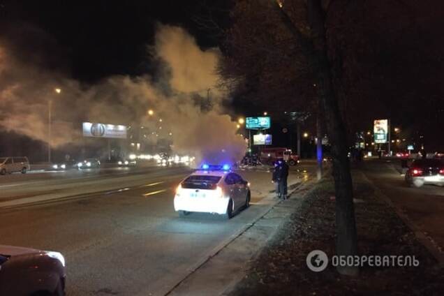 Через згорілий автомобіль в Києві перекрили дорогу