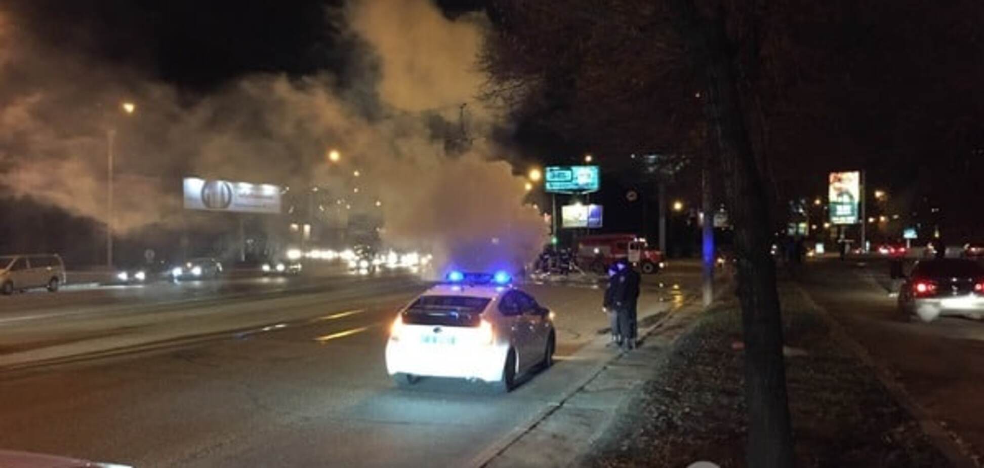 Из-за сгоревшего автомобиля в Киеве перекрыли дорогу