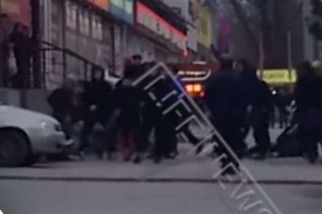 Сходили на футбол. Московских болельщиков жестко избили в Ростове: видео драки