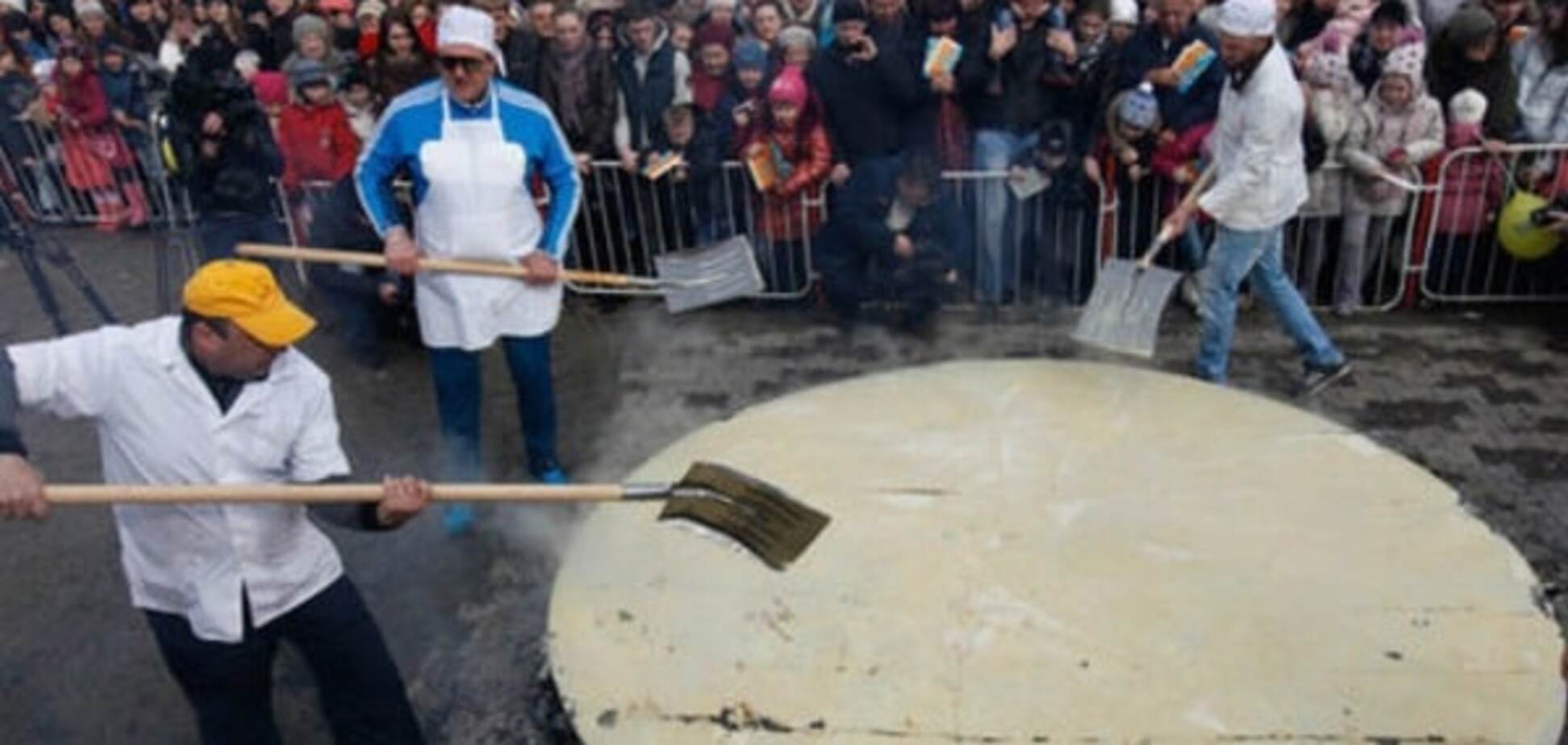 Развалился: в Москве приготовление рекордного блина закончилось неудачей
