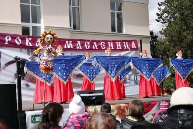 Масленица 'по-русски': в Крыму гостей праздника подвергли тщательному досмотру
