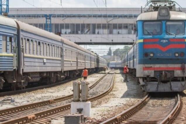 Одинадцять п'яних фанатів зупинили потяг у Сумах