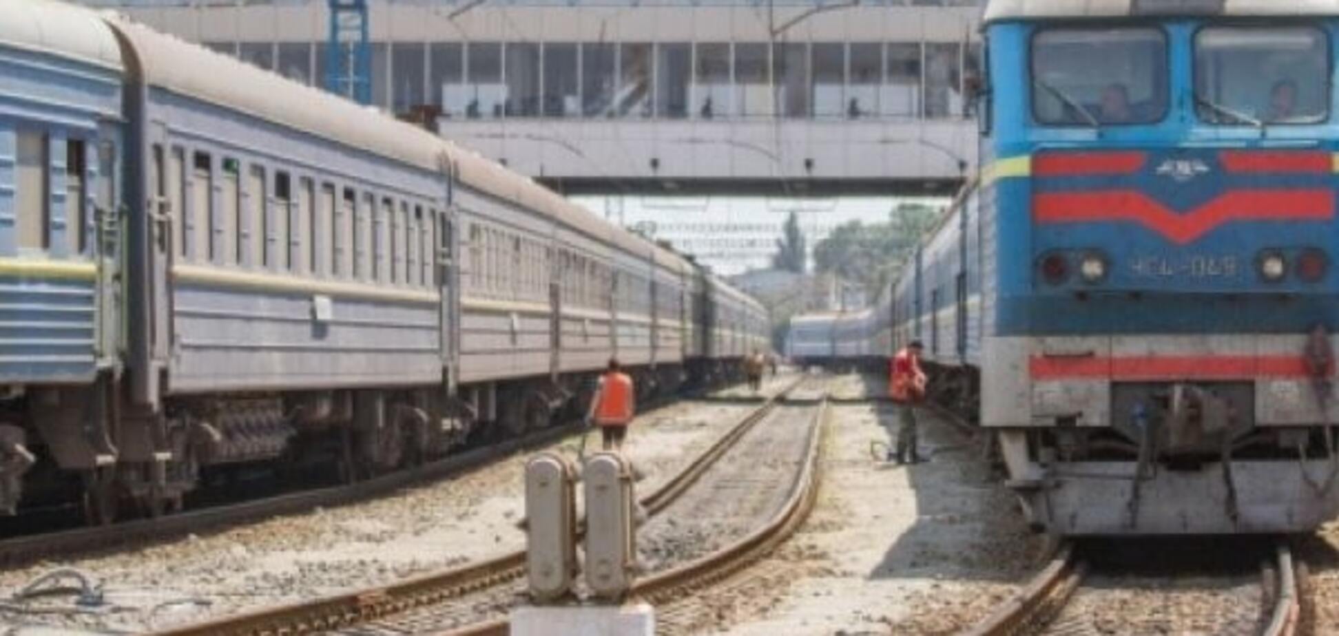 Одиннадцать пьяных фанатов остановили поезд в Сумах