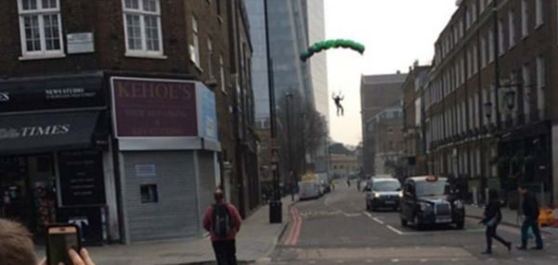 В Лондоне экстремал прыгнул с самого высокого небоскреба: опубликовано фото