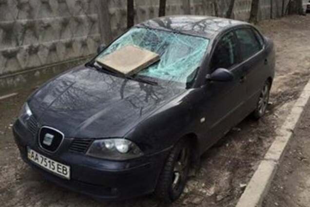 В Киеве герою парковки разбили в машине лобовое стекло - соцсети