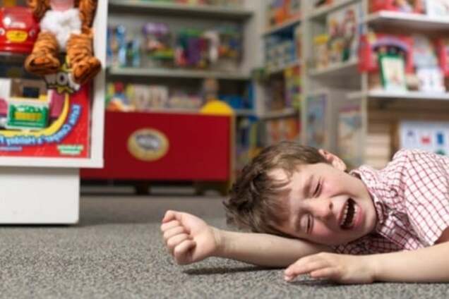 Эксперты рассказали, как справиться с детской истерикой в общественном месте