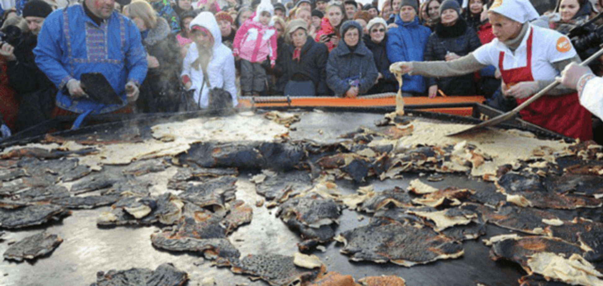 Съели 'заживо': в Москве показали горелый блин 'с лопаты' перед 'растерзанием' толпы