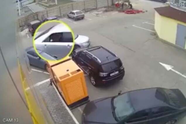 В Киеве воры с рогаткой ограбили автомобиль: видеофакт