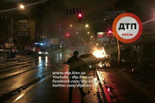 В Киеве автомобиль протаранил столб и загорелся: фото с места ДТП