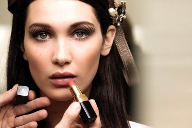 Веки в клеточку: Chanel показал моделей с необычным макияжем