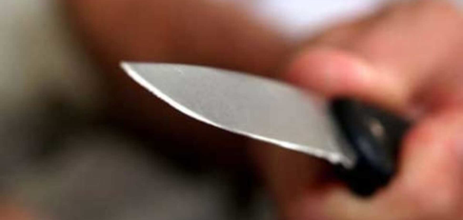 Киевлянин в подъезде изрезал ножом двух студентов
