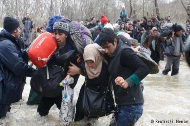 Під дощем через річку: біженці знайшли шлях через закритий кордон Македонії