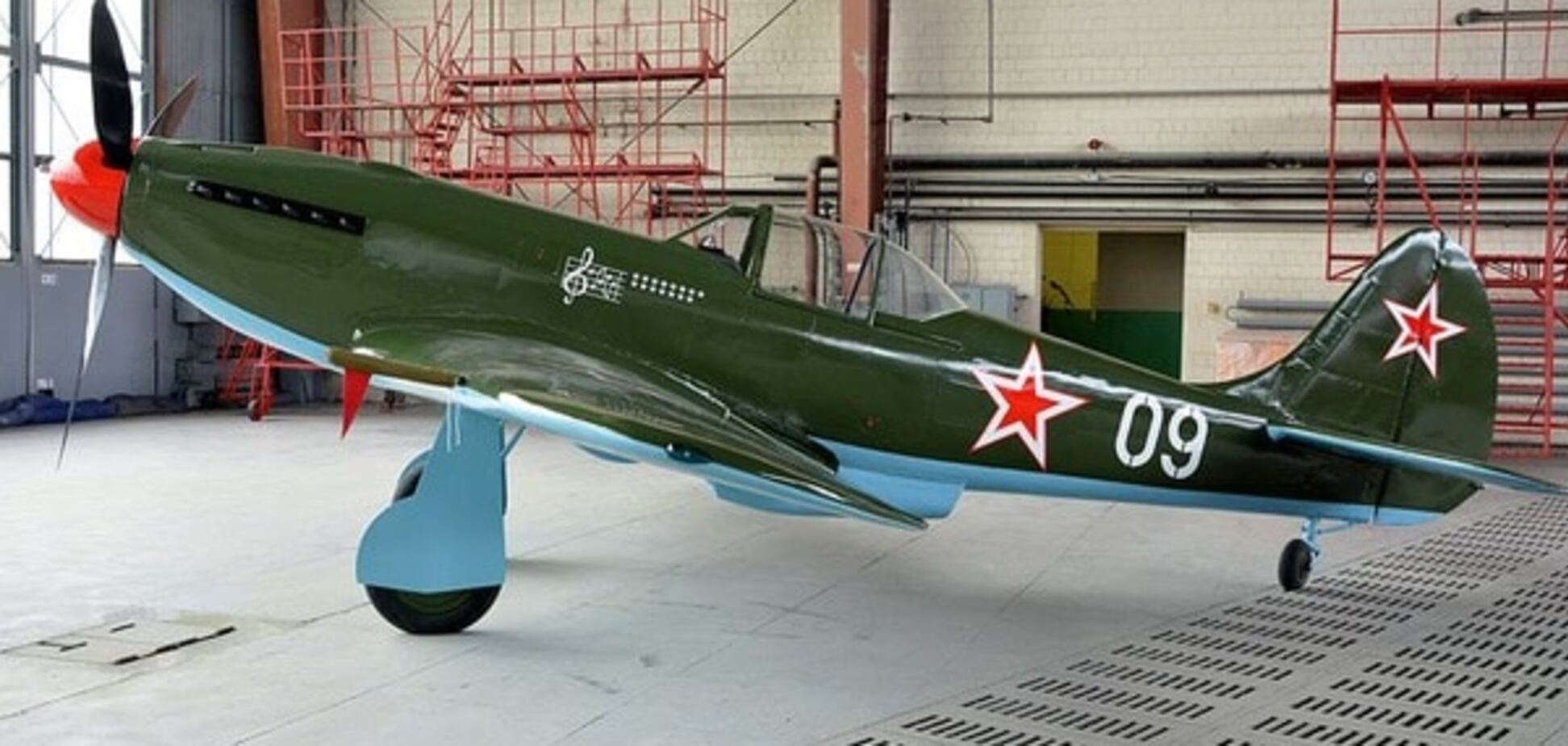В киевском музее авиации появился легендарный самолет: опубликованы фото 
