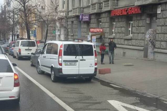 У центрі Києва герої парковки масово зайняли чужу смугу: фотофакт