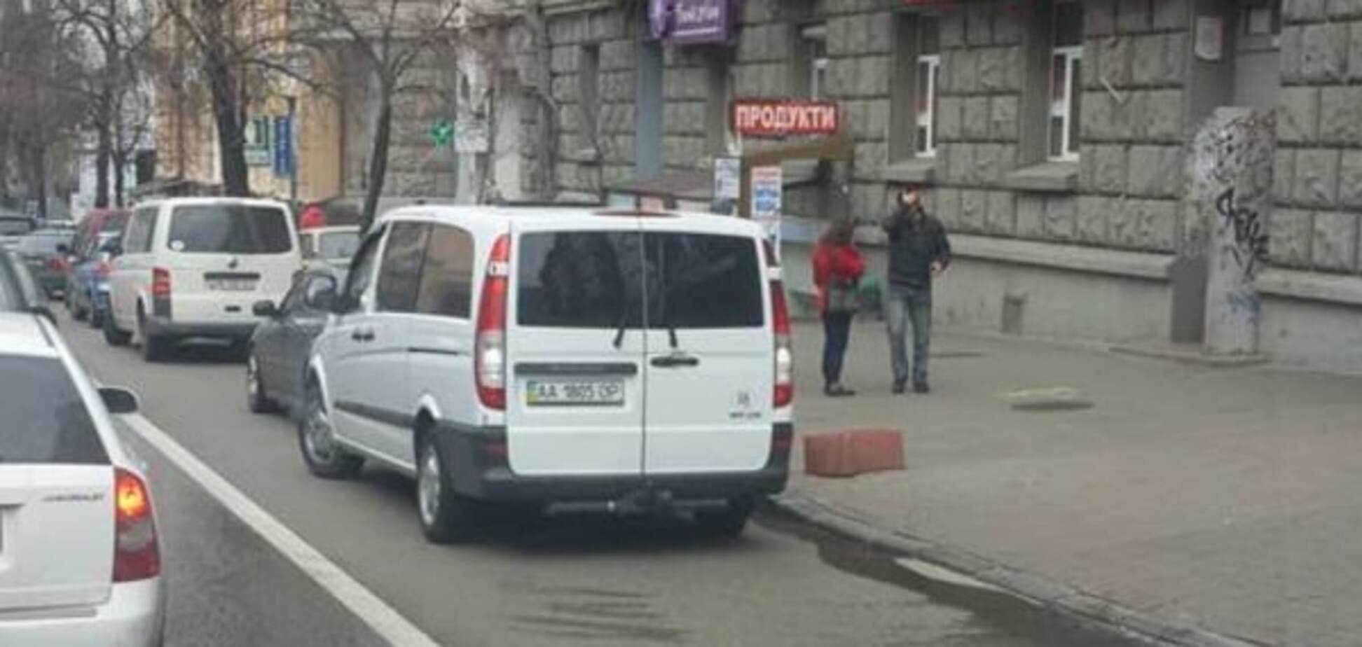 В центре Киева герои парковки массово заняли чужую полосу: фотофакт