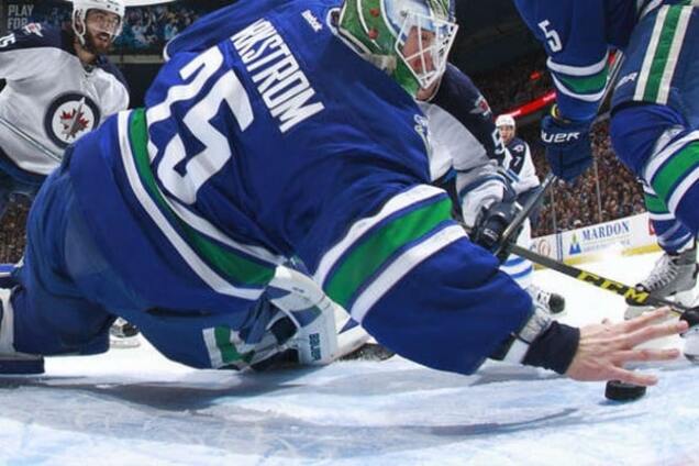 Шведский вратарь совершил уникальный сейв в матче НХЛ: эффектное видео