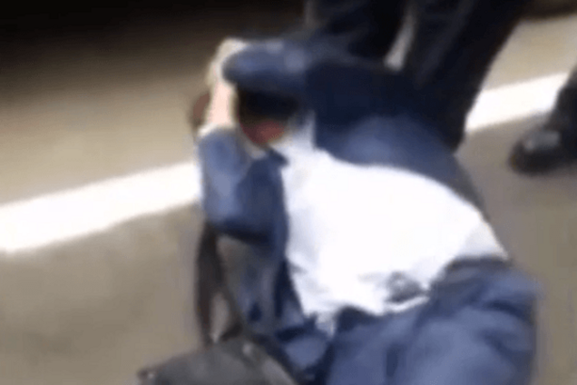 Страшно выл и катался по асфальту: в Киеве невменяемому экс-чиновнику не дали сесть за руль. Опубликовано видео