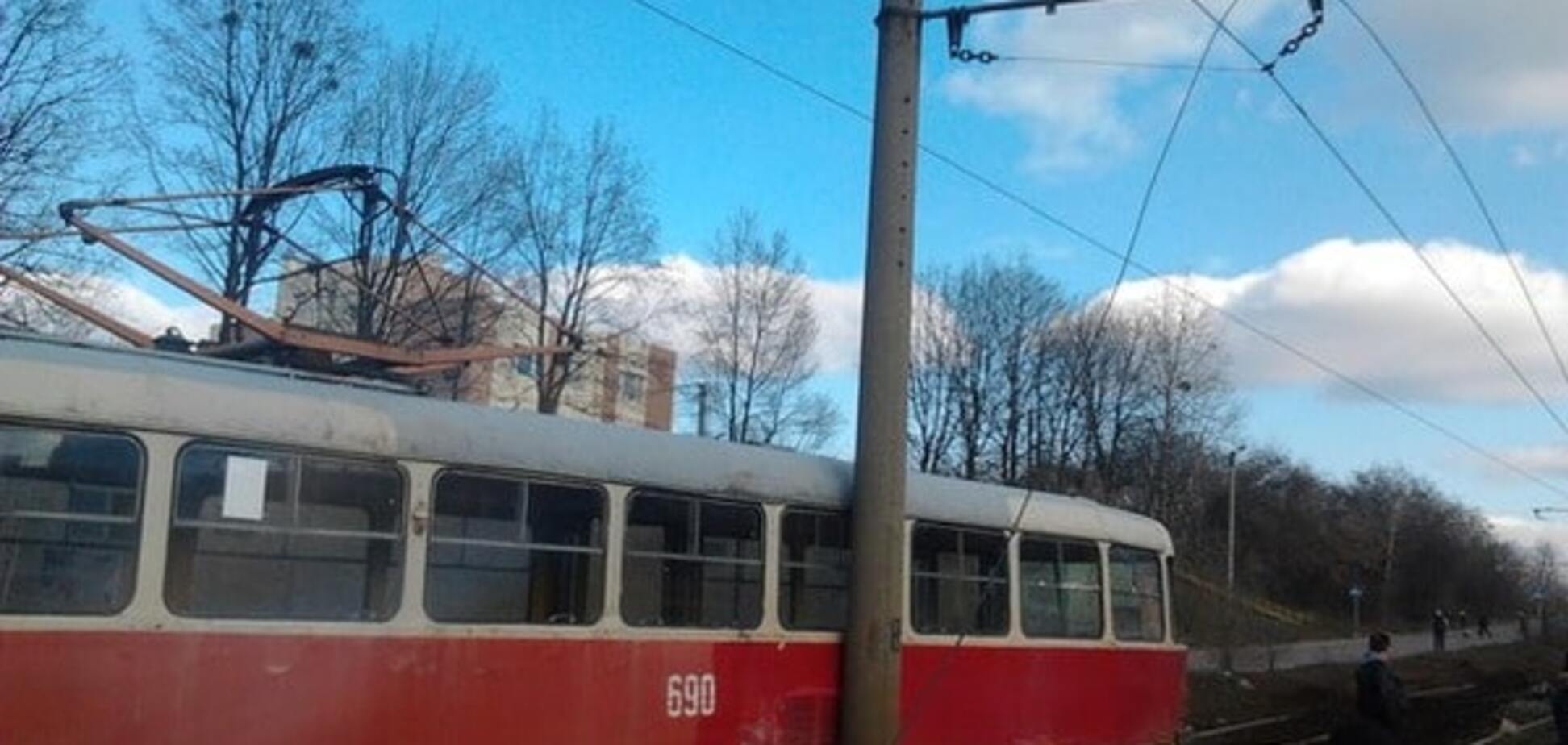 У Харкові трамвай зніс стовп і врізався в ще один: опубліковані фото