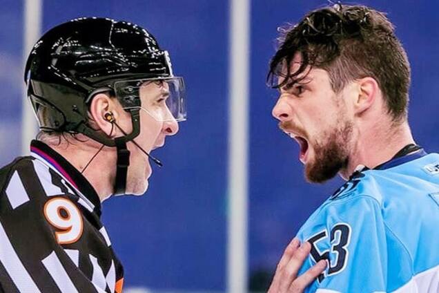 Российский хоккеист набросился на судью во время матча: видео инцидента